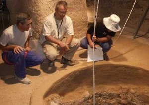 Vista del interior del dolmen de Menga, donde se han realizado excavaciones en los últimos años. :: SUR/