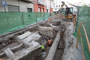 Base de una torre aparecida en el sótano del edificio que hace esquina con la plaza de María Guerrero. :: SALVADOR SALAS/