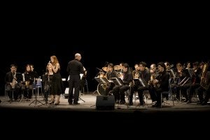 Antonio Lara, de espaldas, al frente de La Insostenible Big Band, durante una de sus actuaciones por la provincia de Málaga. :: SUR/
