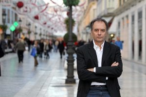 Antonio Soler, en plena calle Larios, el centro neurálgico de una ciudad que protagoniza su nueva obra literaria. :: SALVADOR SALAS/