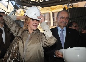 La baronesa se coloca el casco en una visita a la obra. ::
SALVADOR SALAS/