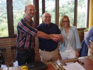 Mario Blancke, Domingo Lozano y María Antonia Guerrero tras firmar el pacto de gobierno. ::
A. P./