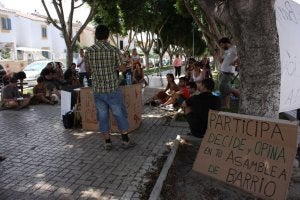 Vecinos participan en una de las últimas reuniones de la asamblea 15-M de Puerto de la Torre-Teatinos. :: SUR/