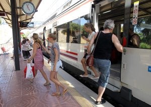 Viajeros suben y bajan al tren en una estación de Cercanías de la Costa del Sol. :: CARLOS MORET/