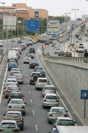 El acceso a la capital por la A-357 registra retenciones diarias en hora punta. ::
SUR/