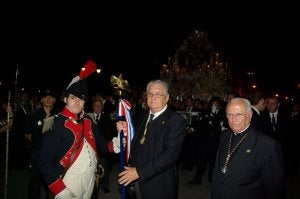 Un miembro de la asociación Teodoro Reding entrega la réplica del águila a Francisco Toledo. ::
E. NIETO/