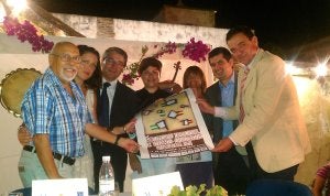 Los asistentes al acto del pregón y presentación muestran el cartel anunciador del evento. ::
FÉLIX LORENZO/