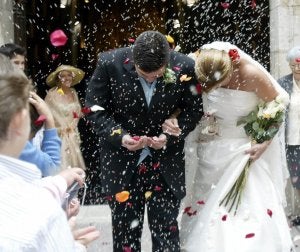 A las parejas que limpien la acera tras la boda también se les devolvería la fianza. ::
SUR/