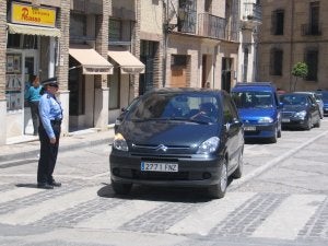 Una agente de la Policía Local regula el tráfico en la plaza de Las Descalzas. ::
ANTONIO FUENTES/