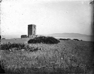 La imagen de la Torre de los Adalides, en el término municipal de Algeciras, fue obtenida entre 1864 y 1870. ::
JOHN HOLLINGWORTH MANN/
