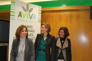 Remedios Martel, Isabel Aguilera y Mónica Bermúdez, en la presentación de Aviva. ::
SUR/