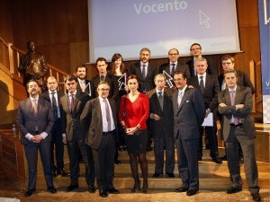 Los galardonados en los III Premios Vocento de Comunicación posan con los miembros del jurado. :: ERNESTO AGUDO/