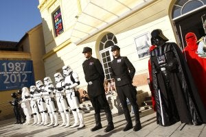 La Legión 501, aficionados al bando imperial de Star Wars, ayer en formación. :: ALVARO CABRERA./