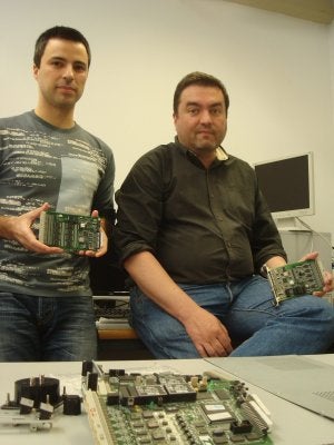 Sergio Romero y Manuel Díaz, dos de los miembros de Softcrits, en su laboratorio. :: Sur/