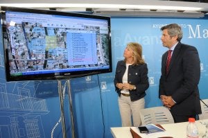 La alcaldesa, Ángeles Muñoz, y el edil de Urbanismo, Pablo Moro, observan las aplicaciones del nuevo servicio en internet . ::
JOSELE-LANZA/