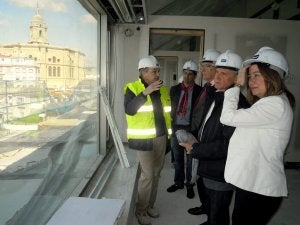 El arquitecto Fernando Pardo explica la reforma de la Aduana a los representantes de la Junta de Andalucía y la Subdelegación del Gobierno. :: SUR/