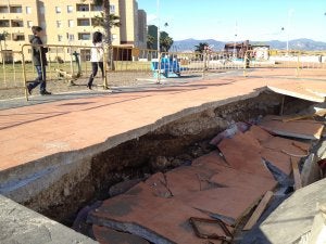 Una de las placas de hormigón ha cedido en el paseo marítimo de Guadalmar y los vecinos temen que se repita en otros puntos. :: Salvador Salas/
