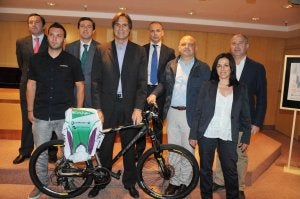 El décimo Día de la Bicicleta fue presentado ayer en Ámbito Cultural de El Corte Ingles. ::
SUR/