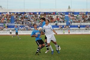 Pibe intenta controlar el balón con el pecho ante la presencia de dos jugadores del Mairena . ::
C. ORTEGA/
