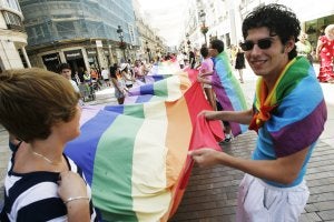 Los participantes en los actos sostienen una gran bandera con los colores del arcoíris. ::
JAIME GALLARDO/