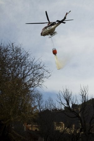 Un único helicóptero sigue trabajando sobre el eje Coín-Monda. ::
AFP/