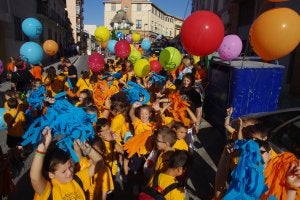 Los niños cantaron y bailaron durante el recorrido de la procesión, temas compuestos especialmente para la ocasión . :: Eduardo Nieto/