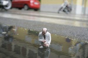 Los hombres de negocios figuran en la iconografía de Isaac Cordal. ::Patricia Merchán/
