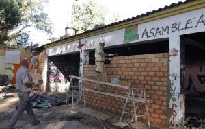 Obreros se afanaban ayer en tapiar algunas de las construcciones que existen en la zona para evitar que vuelva a repetirse la presencia de ‘okupas’. :: Álvaro Cabrera/