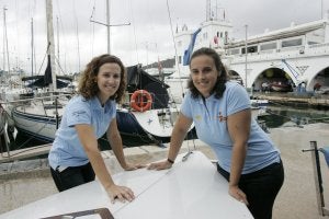 Soledad y Ester Requena, con el barco con el que fueron terceras del mundo.:: Patricia Merchán/