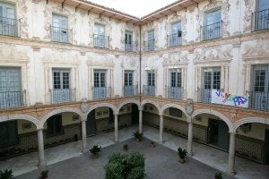 El patio del instituto Gaona conserva unas hermosas pinturas. :: ÁLVARO CABRERA/