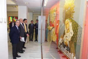 Directivos de la Cofradía de Estudiantes, en la visita realizada ayer a las dependencias del museo. ::
EDUARDO NIETO/
