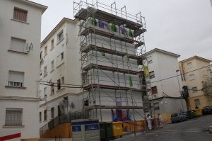 Estado actual de los trabajos en el mural de la calle Tres Banderas. :: S. V./
