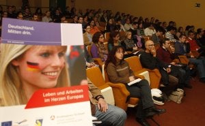 Un centenar de personas asistieron ayer al taller sobre empleo en el país germano. :: Alvaro Cabrera/