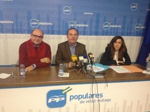 Antonio Garrido, Francisco Delgado y María Baena, ayer en la rueda de prensa en la sede del PP. ::
SUR/