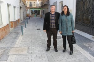 Los ediles Emilio Martín y Concha Labao visitaron ayer la obra realizada en calle Sagasta. ::
SUR/