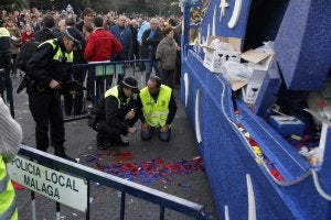 Agentes de la Policía Local realizan las primeras investigaciones tras el suceso, que ocurrió en la plaza del General Torrijos. ::
Álvaro Cabrera/
