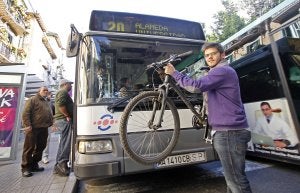 José María Ortega muestra el lugar que tendría la bici en un autobús de la línea 20 de la EMT.:: Álvaro Cabrera/