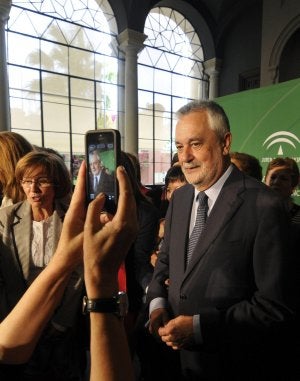 Griñán es fotografiado por una de las mujeres asistentes al acto. ::
EFE/