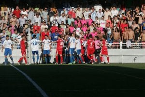 El ambiente fue espectacular en el campo de El Palo, con momentos de alguna tensión en un encuentro que debieron ganar los locales. ::
KIKO ÁLVAREZ DE TOLEDO/