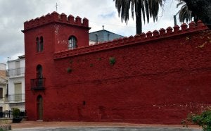 Arriba, el Castillo de Alhama de Granada y el Ford GT 40 que salen a subasta el sábado. A la izquierda, el Palacio de los Duques de Medinaceli en Montilla. ::
SUR/