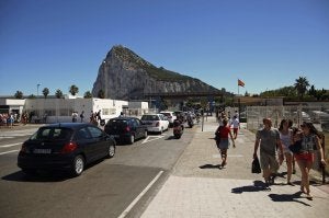 Colas de vehículos ante la verja de entrada a Gibraltar. ::
JON NAZCA. REUTERS/