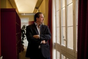 Santiago Torres, el juez que envió a Jesús Gil a prisión, posa en su despacho en Madrid un día después de colgar la toga para emprender un nuevo reto profesional. ::
ÓSCAR CHAMORRO/