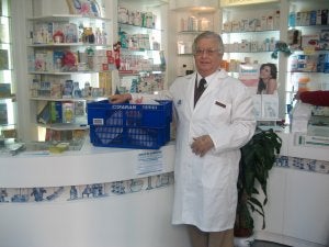 Germán Barceló Sierra, en su farmacia. ::
SUR/