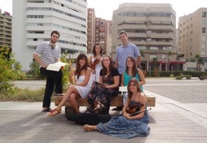 Los siete alumnos becados por la Fundación Musical de Málaga, con sus instrumentos y partituras en Muelle Uno. ::
FERNANDO GONZÁLEZ/