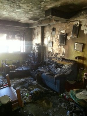 El fuego ha causado importantes destrozos en la vivienda, situada junto al cuartel de la Guardia Civil. ::
SUR/