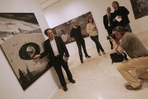 Rafael Alvarado posa junto a 'Primera nevada' (2013) en las salas de La Coracha. ::
YASHMINA GARCÍA/