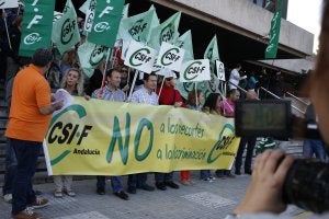 El sindicato CSIF se concentró ayer en el Edificio Negro. :: Ñito Salas/