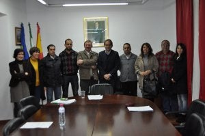 El exalcalde, en el centro, junto a los ediles de la corporación. :: A. P./