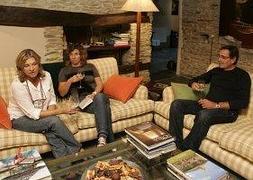 Un grupo de amigos disfruta de la tranquilidad en un alojamiento rural. :: SUR/