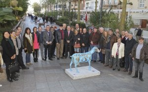 El alcalde, Francisco Delgado, posa con los autores que han pintado las cabras con más arte de Málaga. :: ÁLVARO CABRERA/